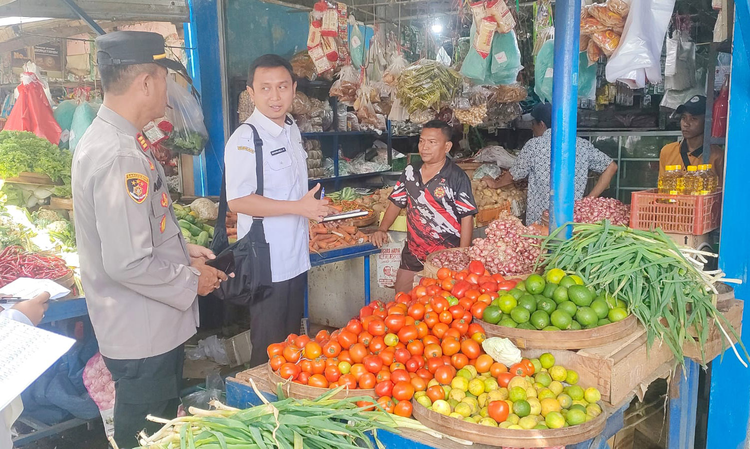 KONTROL: Salah seorang petugas DKUPP Kabupaten Probolinggo, memantau harga pangan di salah satu pasar daerah di Kabupaten Probolinggo.