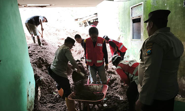 EVAKUASI: Petugas gabungan saat melakukan evakuasi terhadap material longsor.