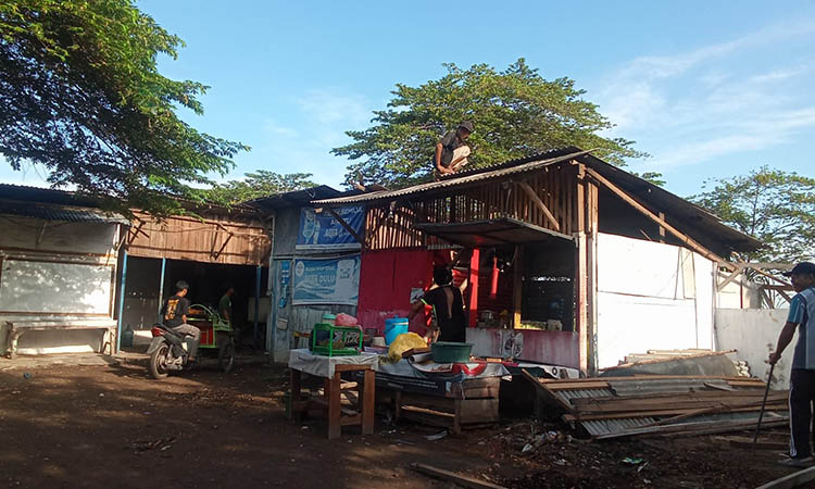 BONGKAR: Lapak-lapak yang dibongkar secara mandiri oleh PKL di kawasan Lapangan Wironini, Kota Pasuruan. Hal itu terpaksa dilakukan, seiring dengan rencana pendirian sekolah rakyat di kawasan setempat