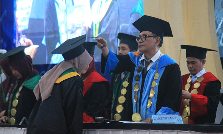 WISUDA: KH. Moh. Hasan Mutawakkil Alallah mengukuhkan 586 wisudawan dari Unzah, STIH dan Ma&rsquo;had Aly
