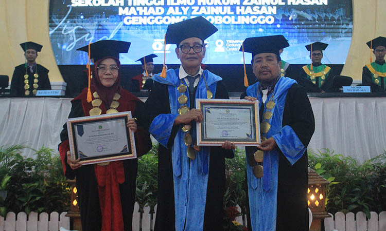PENGHARGAAN: KH. Moh. Hasan Mutawakkil Alallah menyerahkan penghargaan kepada Assoc Rektor Unzah, Assoc.Prof. Dr. Abd Aziz Wahab, BA, M.Ag dan Ketua STIH Dr. Hj. Khusn