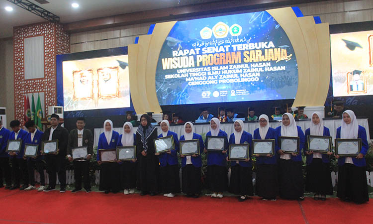 INTERNASIONAL: Para mahasiswa Unzah peraih juara internasional dan nasional berfoto bersama usai meneriam penghargaan dari Unzah.