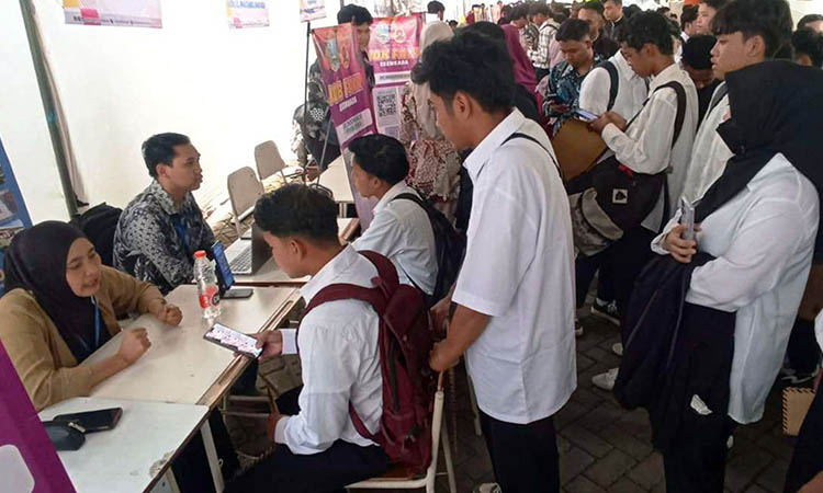 CARI PELUANG: Bursa kerja yang pernah digelar sebuah sekolahan di Kraksaan. DInas Tenaga Kerja Kabupaten Probolinggo berencana membentuk satgas pengangguran.