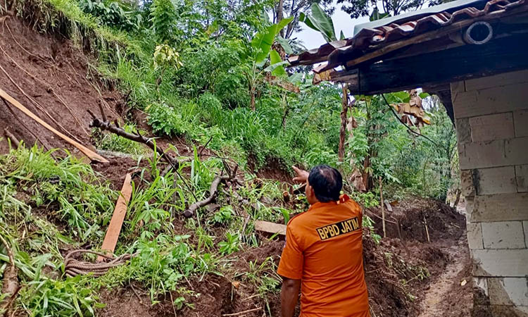 WASPADA: Personel BPBD Jatim meninjau lokasi longsor di Desa Andungbiru, Kecamatan Tiris beberapa waktu lalu.