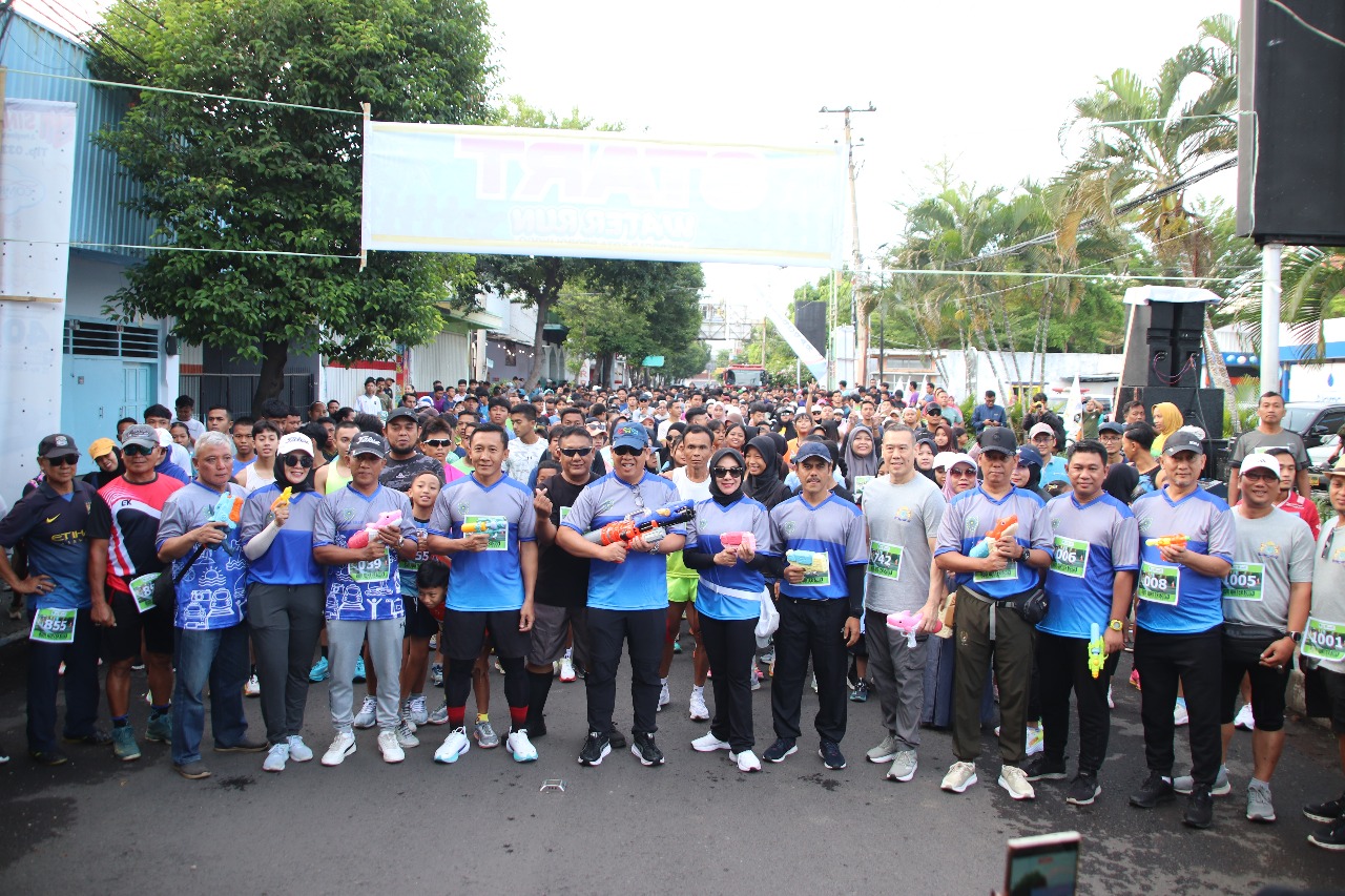 PERAN: Wali Kota Probolinggo dr. Aminuddin bersama Wawali Hj. Ina Dwi Lestari, Ketua TP PKK dr. Evariani, serta jajaran Forkopimda berfoto bersama peserta sebelum melepas keberangkatan.