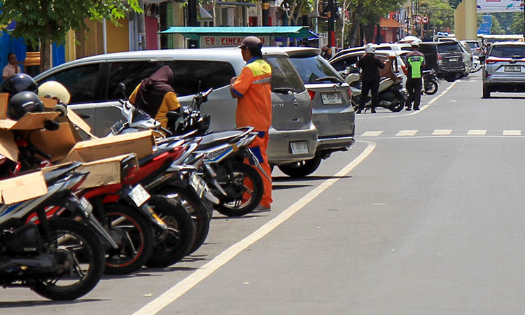 Bisa jadi penyebabnya memang kondisi parkir yang tidak bagus akibat cuaca atau lainnya. Atau mungkin dikarenakan jukir tidak jujur dalam memberikan setoran.