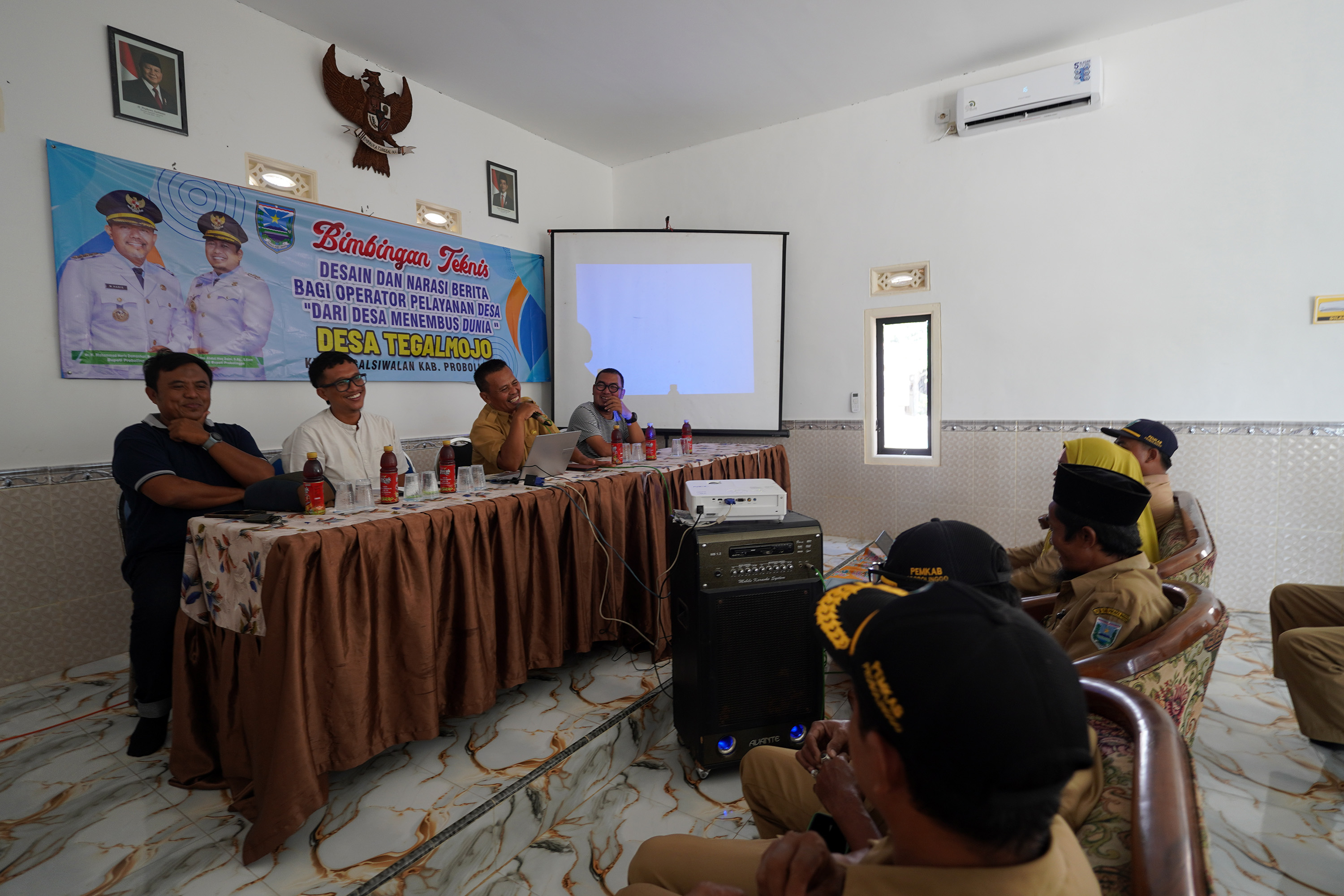AJAK MELEK DIGITAL: Kades Tegalmojo Slamet Hariyanto (pegang mik) saat membuka acara.