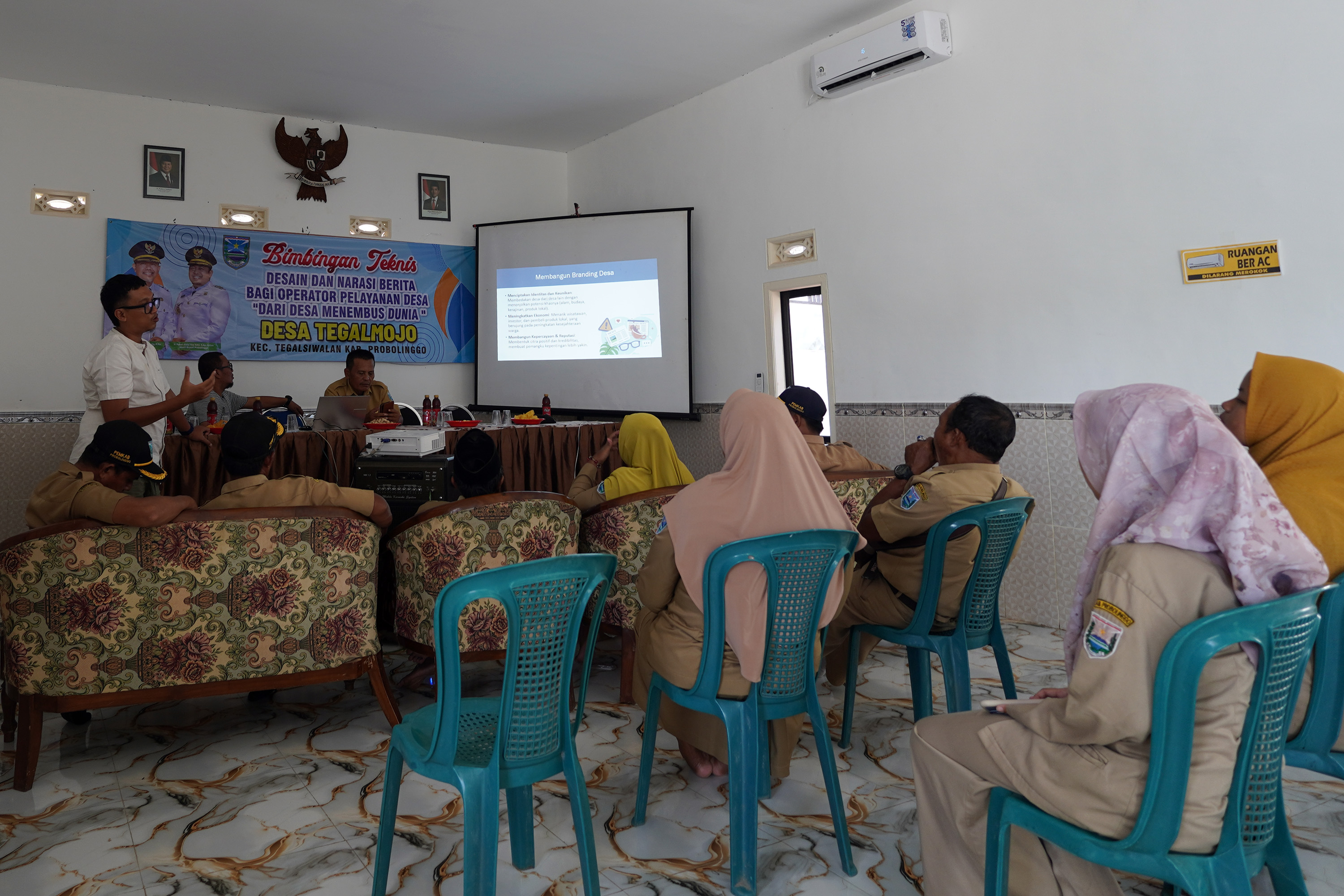 URGENSI LITERASI: Pj Online Jawa Pos Radar Bromo Muhammad Fahmi saat memberi materi Desa Melek Digital, Go Internasional.