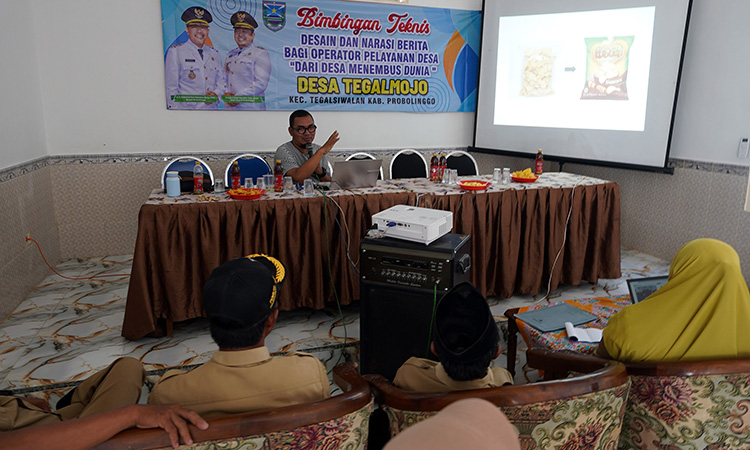 SHARING: Koordinator Desain-Grafis Jawa Pos Radar Bromo Achmad Syaifuddin saat memberi materi dasar-dasar desain grafis.
