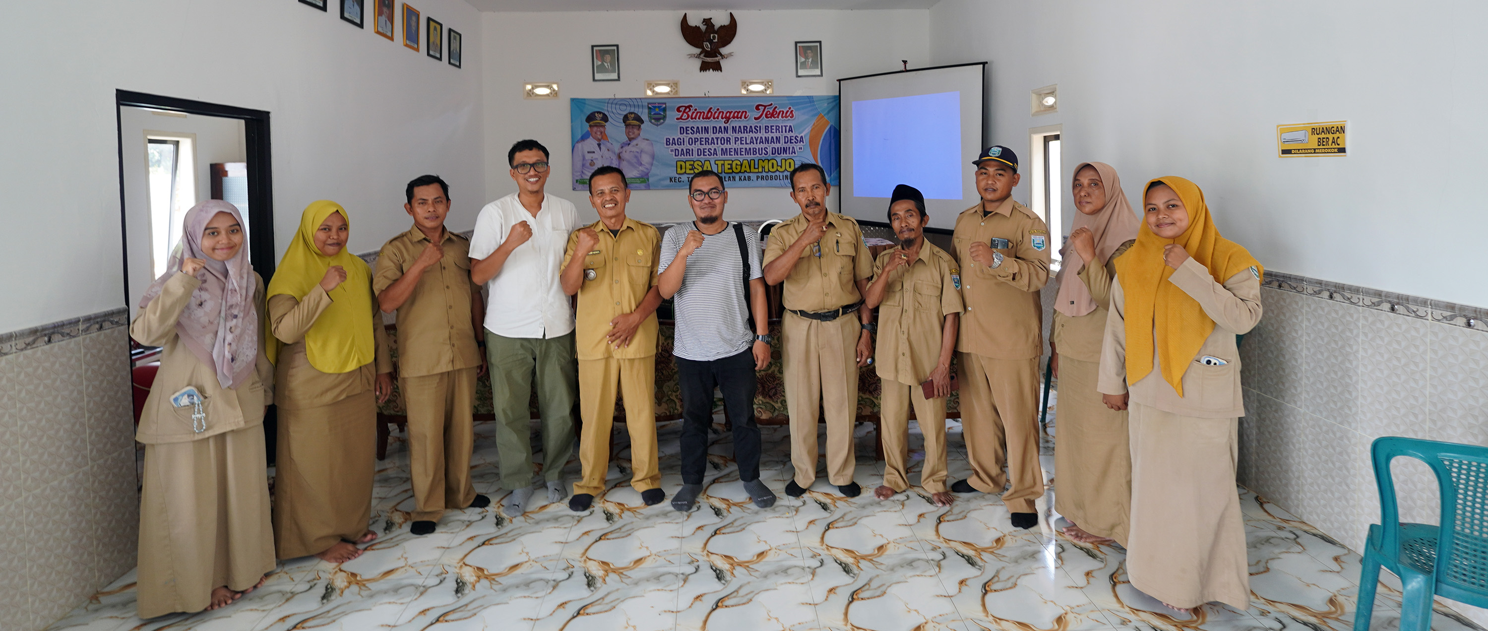 KOMITMEN TINGKATKAN PELAYANAN: Kades Tegalmojo Slamet Hariyanto (tengah, pakai pin) berpose bareng narasumber dan para perangkat desa.