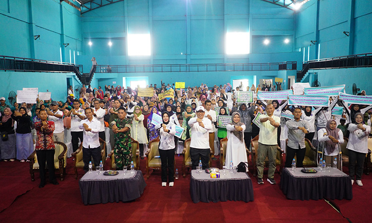 SEMARAK HDI: Seluruh undangan, sahabat Disabilitas Kota Probolinggo foto bersama dalam puncak peringatan HDI tahun 2025.