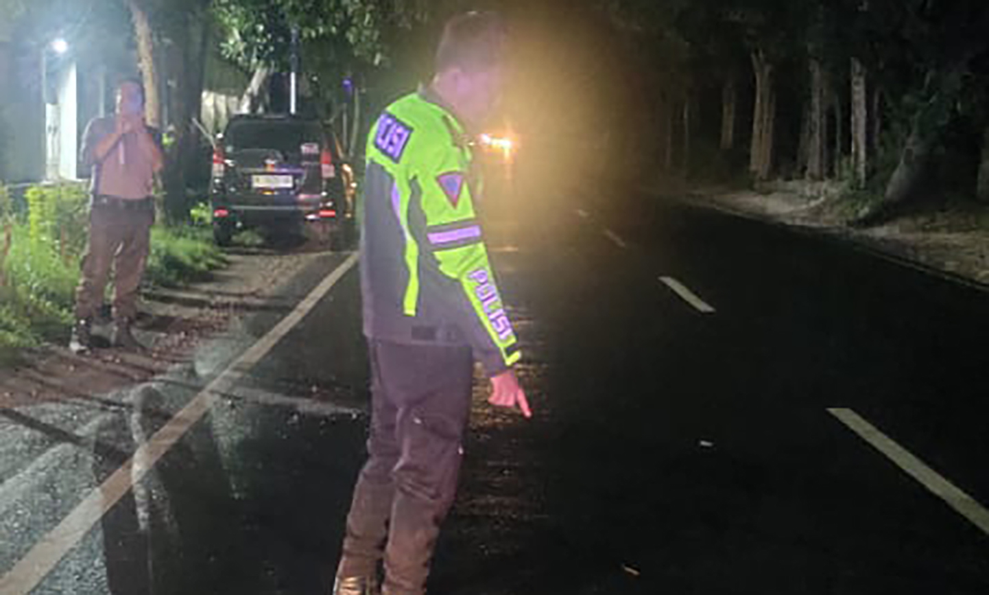 OLAH TKP: Anggota Satlantas Polres Probolinggo Kota melakukan olah TKP kecelakaan yang menimpa Endang.