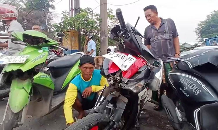 RINGSEK: Sejumlah motor yang sempat disasak dump truck. Motor-motor tersebut mengalami kerusakan.