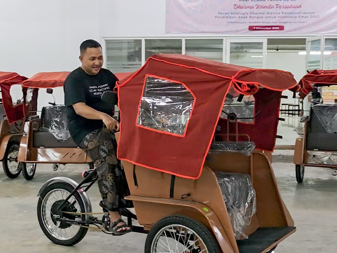 HADIAH: Bupati Pasuruan Mas Rusdi saat menunjukkan becak listrik dari Presiden untuk penarik becak di Kabupaten Pasuruan.
