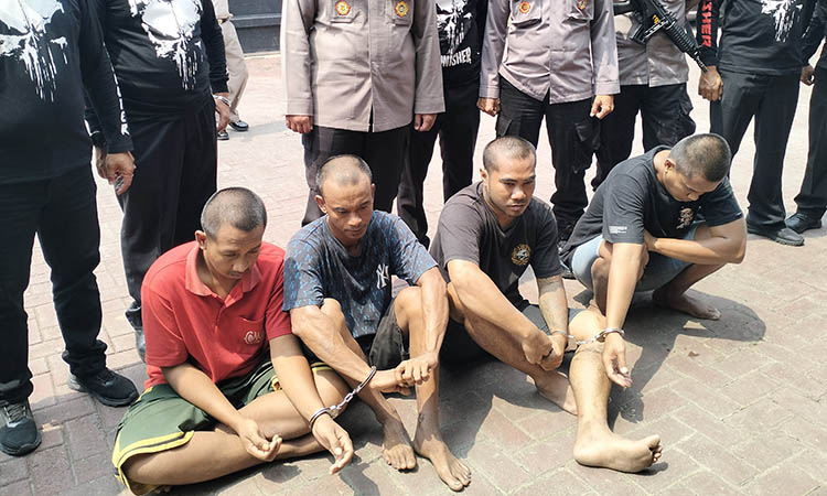 MERINGKUK: Empat kawanan pencuri perhiasan emas yang diringkus polisi. Kini, petugas memburu tiga DPO yang terlibat.