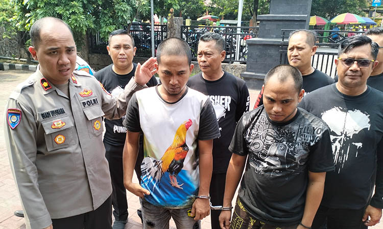TERTANGKAP: Petugas kepolisian saat mengamankan pencuri dan penadah motor. Keduanya dijerat pasal berbeda.
