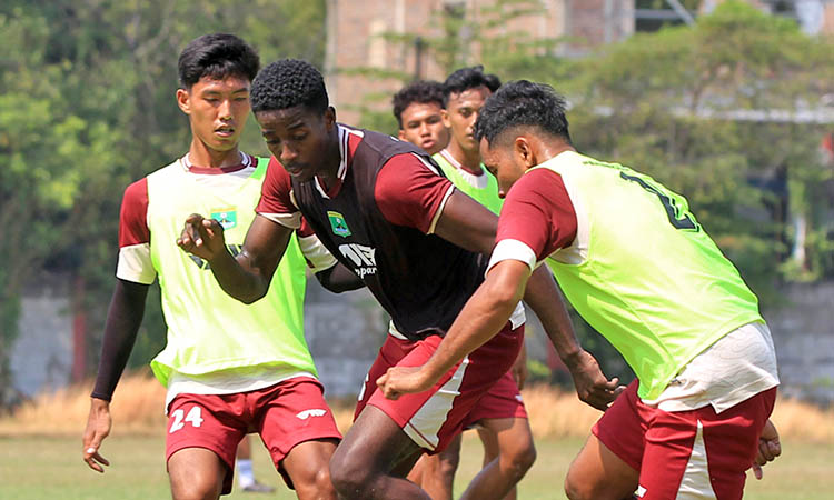 PANAS: Pemain Persekabpas Pasuruan saat menjalani latihan beberapa waktu lalu. Mereka mengejar misi tak pernah kalah dalam berlaga.