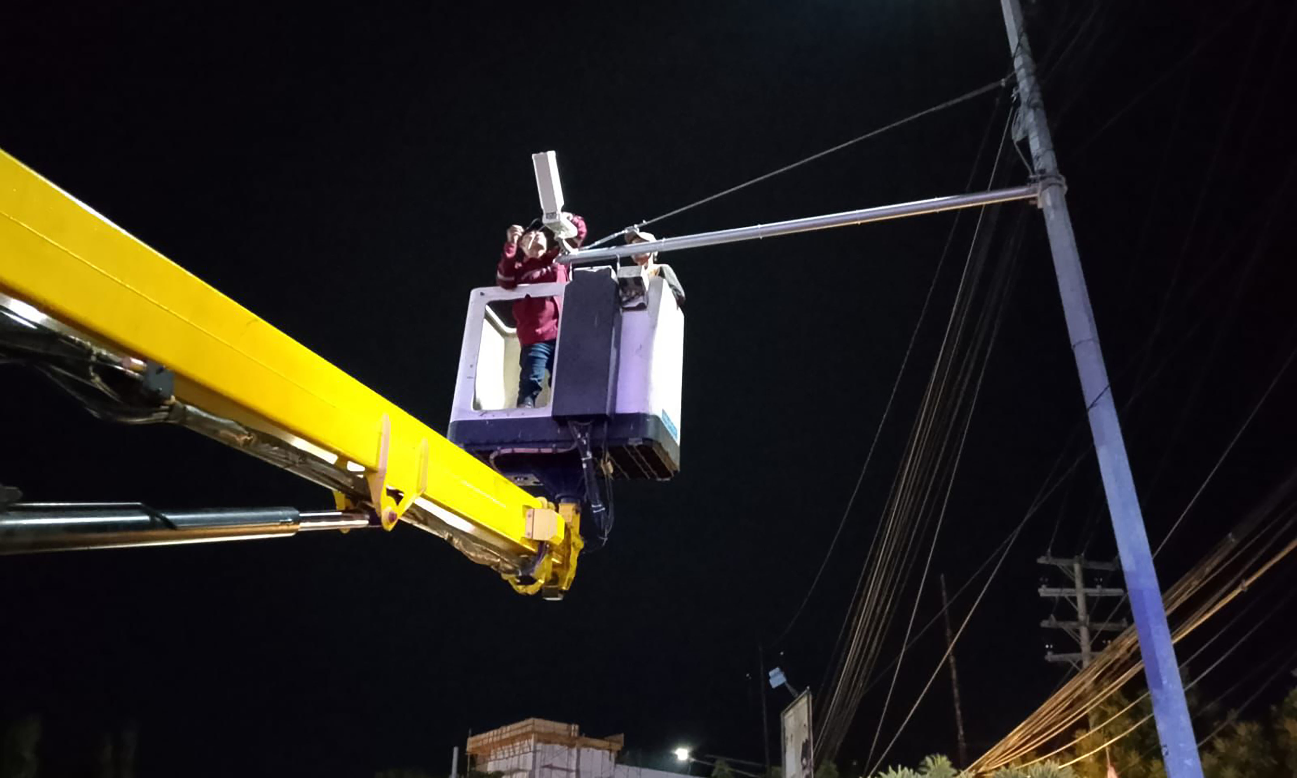 PASANG: Petugas Dishub Kota Probolinggo memasang CCTV di Bundaran Gladak Serang, Kota Probolinggo.