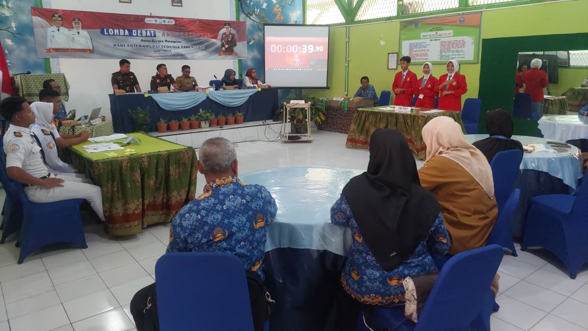 ADU CERDAS: Sejumlah pelajar mengikuti Lomba Debat Antikorupsi di SMPN 9 Kota Probolinggo, Selasa (9/12).