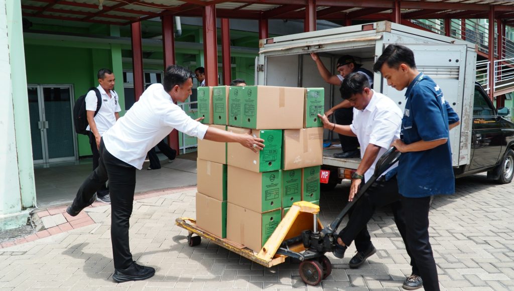 DIANGKUT: Sejumlah petugas mengangkut arsip Covid-19 RSUD Waluyo Jati ke Depo Arsip Dispersip Kabupaten Probolinggo.
