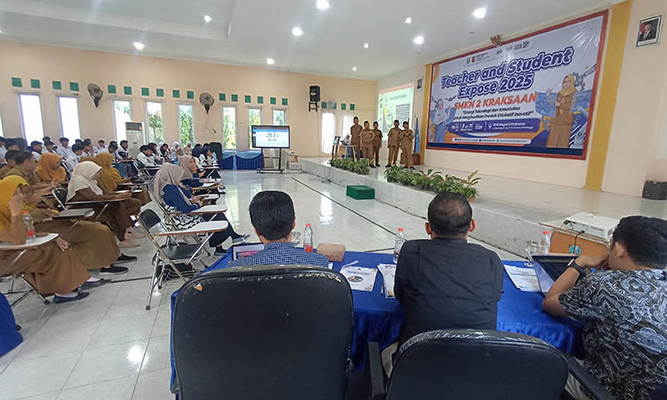 AJANG TAHUNAN: Penampilan inovasi guru dan siswa SMKN 2 Kraksaan di Teacher and Student Expose 2025.