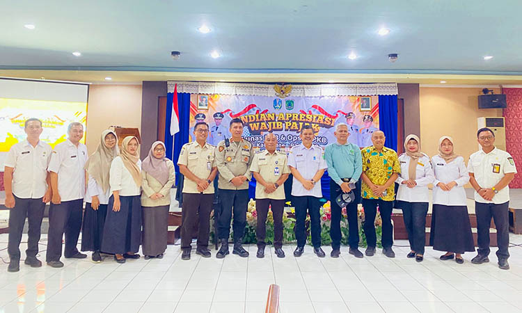 ABADIKAN: Plt Kepala BPKPD, Yuswianto bersama Kepala UPT Pengelolaan Pendapatan Daerah Pasuruan, Provinsi Jatim, Aries Yudanata (tengah) dan undangan saat mengabadikan momen selepas acara.