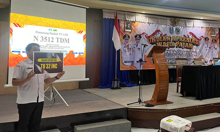 APRESIASI: Kepala BPKPD, Yuswianto SE., MM saat mengundi nama-nama wajib pajak yang telah lunas PKB dan opsen PKB untuk mendapatkan hadiah apresiasi.