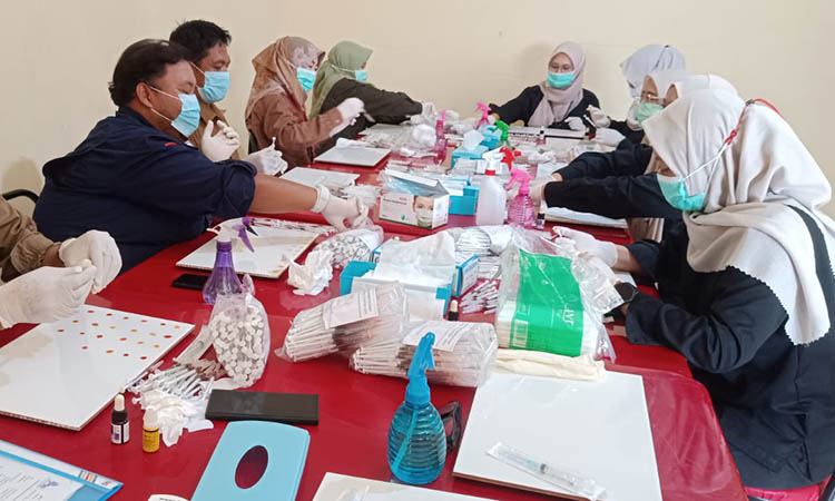 DICEK: Petugas melakukan uji pullorum ribuan sampel ayam di Desa Sumendi, Kecamatan Tongas.