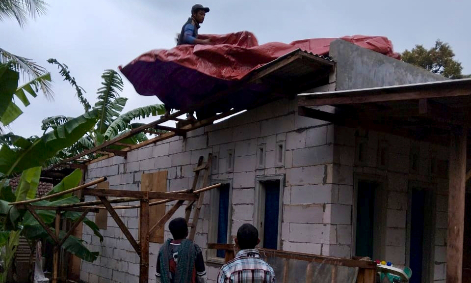 RUSAK : Cuaca ekstrem terjadi di Desa Branggah, Kecamatan Lumbang, menyebabkan pohon tumbang dan menimpa rumah warga.