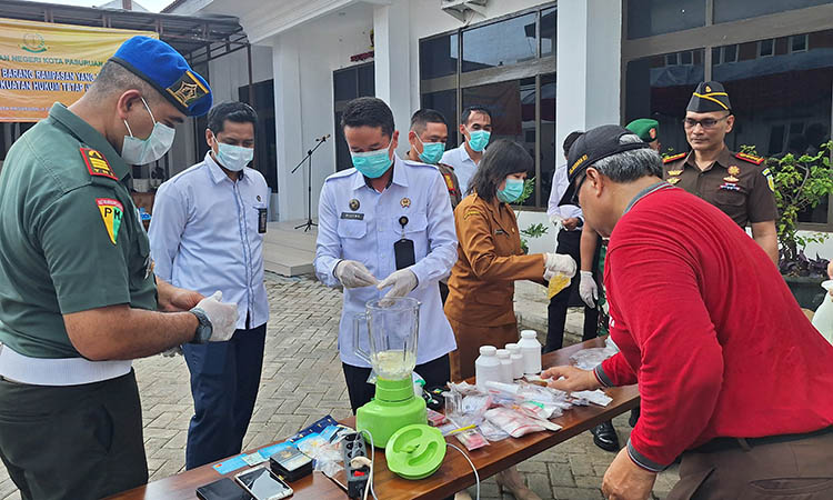 MUSNAHKAN: Kajari Kota Pasuruan, Douglas Pamino Nainggolan (tengah) saat memimpin langsung jalannya pemusnahan barang bukti di Kejari Kota Pasuruan.