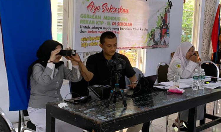 JEMPUT BOLA:&nbsp;Perekaman KTP elektronik di salah satu sekolah di Kota Pasuruan.