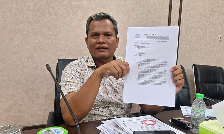 TUNJUKKAN: Rudi Hartono anggota DPRD Kabupaten Pasuruan, saat menunjukkan rekomendasi dari Dewan Pers.