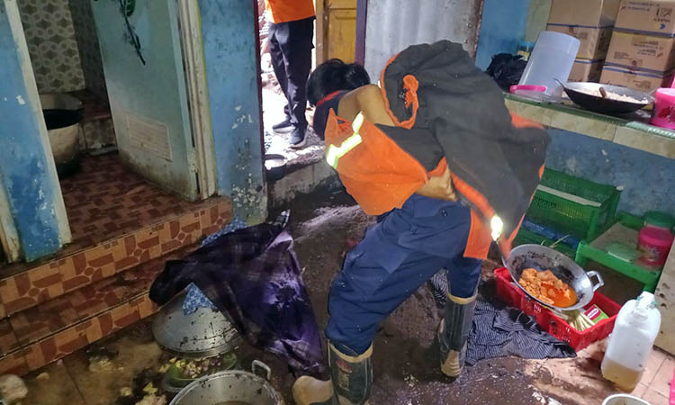 TERBAKAR: Petugas Damkar Kota Pasuruan saat berusaha untuk memadamkan api yang disebabkan tabung gas elpiji yang bocor.