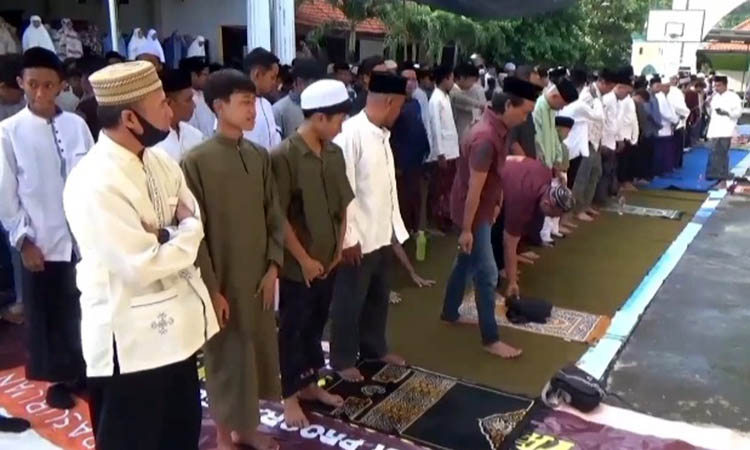 JEMAAH: Ratusan pelajar SMPN 8 Kota Pasuruan saat mengikuti salat gaib untuk para korban bencana alam di Sumatera Barat, Sumatera Utara, dan Aceh.