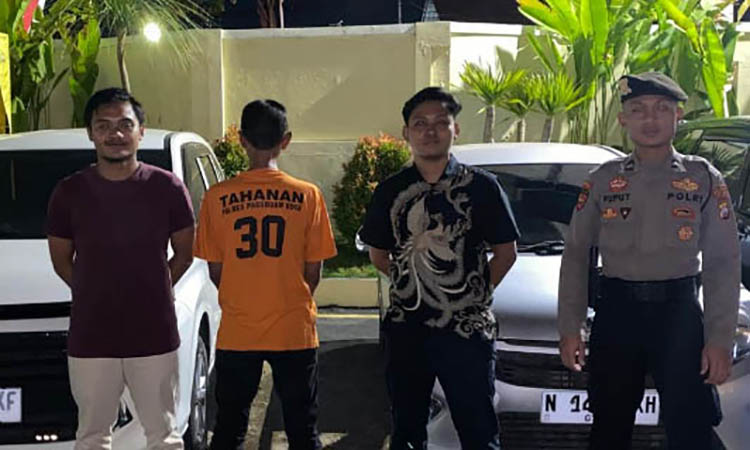 SUDAH DIVONIS: Ahmad Yunus (baju tahanan) bersama unit mobil rental yang digelapkan. Kades Karangpandan ini sudah dijatuhi vonis di Pengadilan Negeri Bangil, Selasa (8/12) la