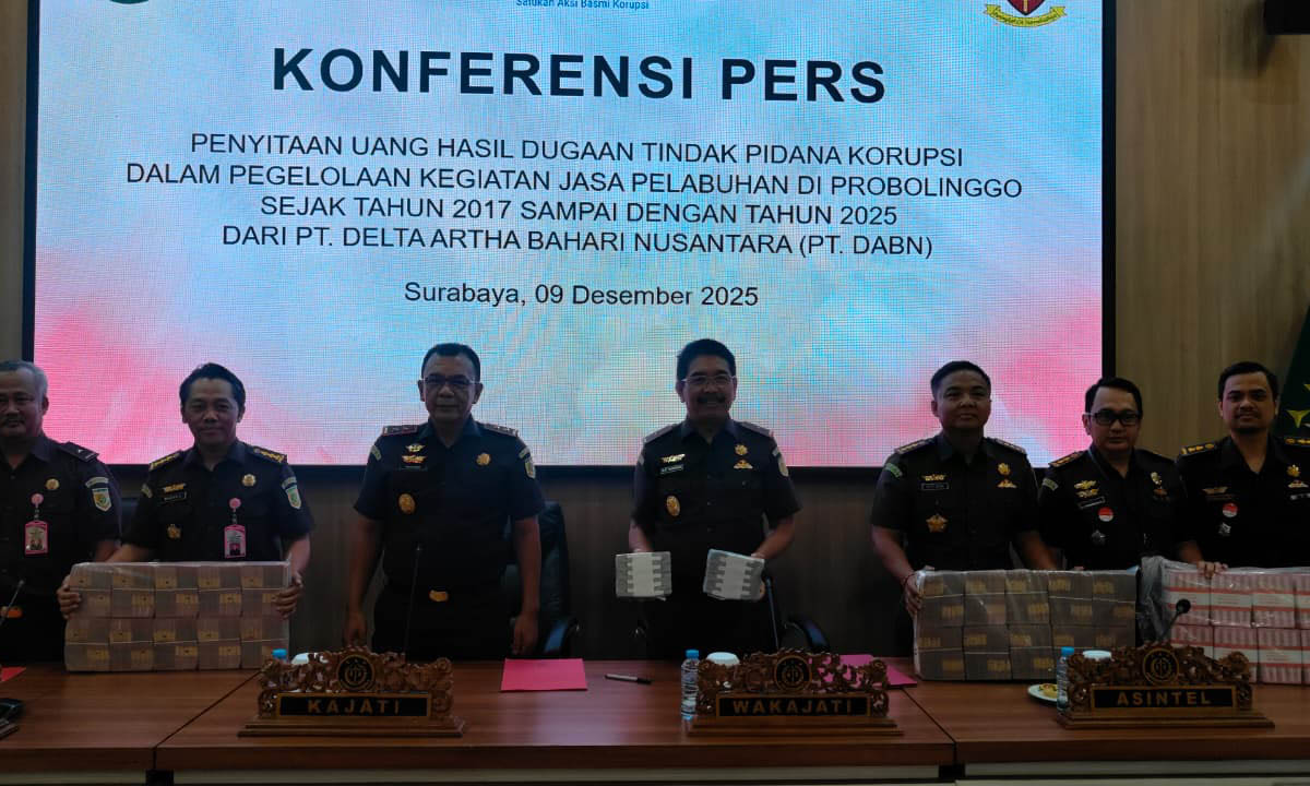 BARANG BUKTI: Kejaksaan Tinggi Jawa Timur memamerkan uang Rp 47 miliar dan 421 ribu dollar Amerika yang disita dari penyidikan dugaan kasus korupsi di PT DABN.