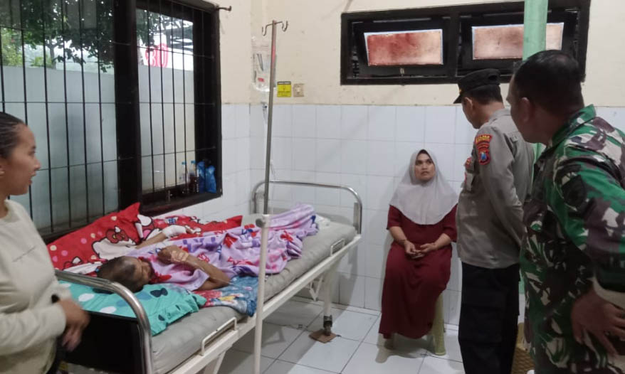 MASIH DIRAWAT: Taniman yang terbaring di atas tempat tidur di Puskesmas Ranugedang, seusai dibacok perampok.