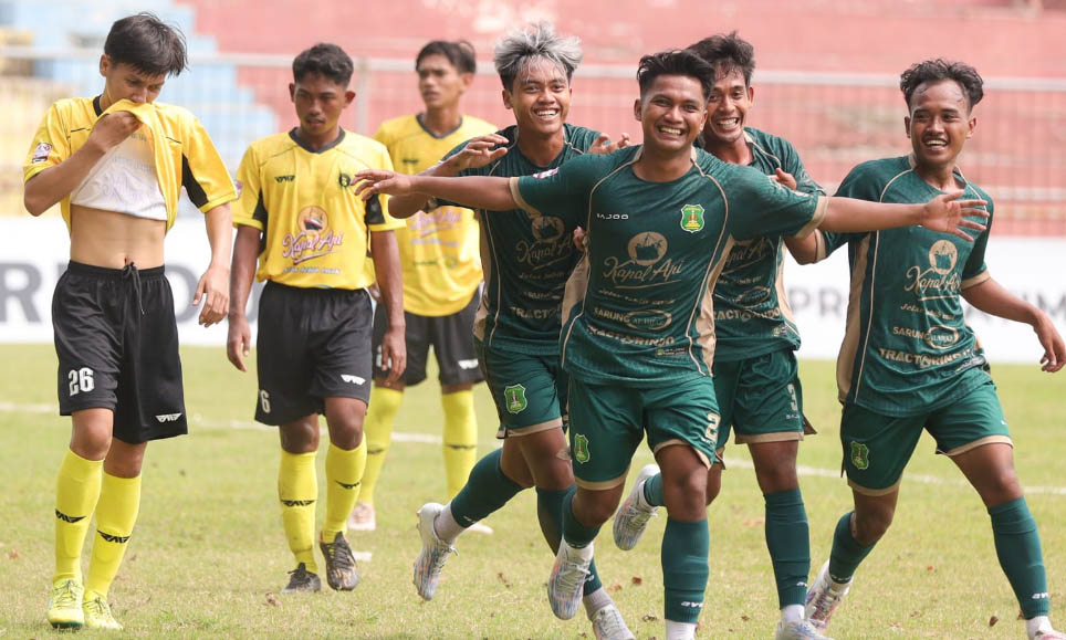 POIN PENUH: Pemain Persekap saling merayakan setelah menjebol gawang Suryanaga connection saat berlaga di Stadion Untung Suropati, Selasa (9/12) siang.