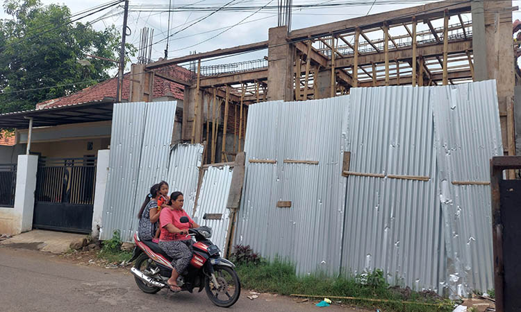 BELUM SELESAI: Pembangunan Aula dan Kelas Baru Ponpes Mambaul Ulum di Kelurahan Sumbertaman yang tak rampung dan sudah ditinggalkan rekanan.