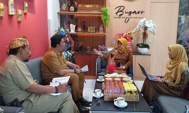 KUNJUNG LAPANG: Direktur RSUD Waluyo Jati Dr. dr. Yessy Rahmawati, Sp.OG, M.H (tengah) menjelaskan inovasinya kepada tim field evaluation ASN SAE AWARDS.