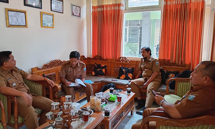 VERIFIKASI: Tim Field Evaluation ASN SAE AWARDS saat melakukan verifikasi faktual kepada Camat Kotaanyar Hari Pribadi (kanan).