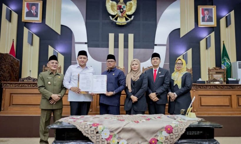 SINERGI UNTUK MASYARAKAT: Pimpinan DPRD dan Kepala Daerah Kabupaten Pasuruan mengesahkan APBD 2026 tepat waktu.