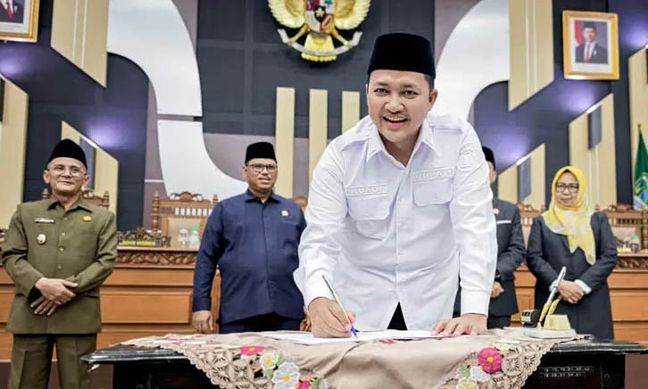 PRIORITAS LAYANAN: Bupati Pasuruan Rusdi Sutejo menandatangani pengesahan APBD 2026.