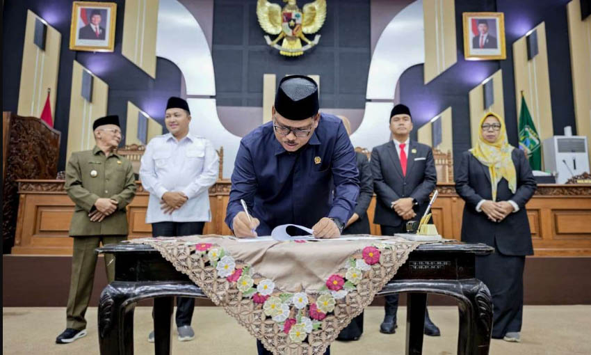 MENYETUJUI: Ketua DPRD Samsul Hidayat dari legislatif mendukung APBD 2026 prorakyat.