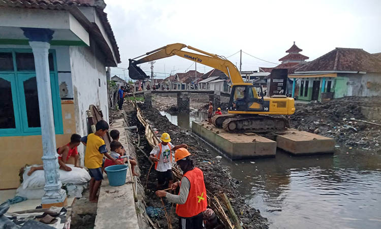PENGERUKAN: Kegiatan normalisasi salah satu sungai di wilayah Kabupaten Pasuruan. Langkah ini dilakukan, untuk mengatasi persoalan banjir yang kerap melanda, imbas luberan air sungai.