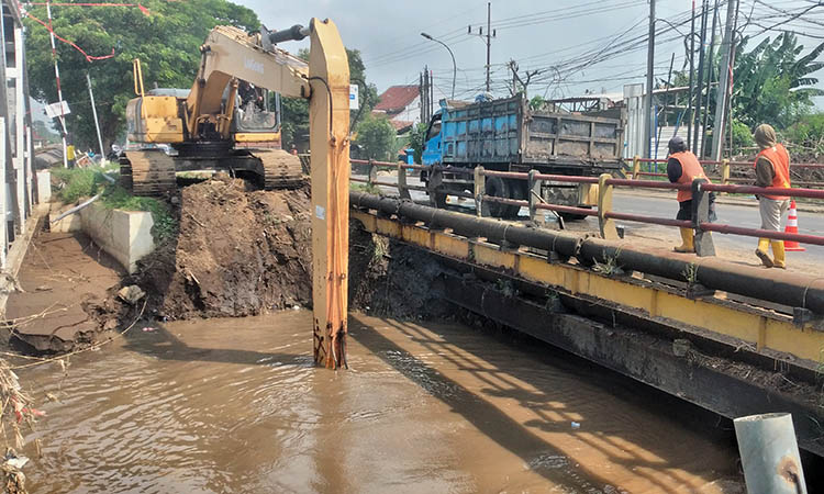 DINORMALISASI: Kegiatan normalisasi Sungai Petung yang tengah berjalan saat ini. Rencananya, ada sejumlah sungai lain yang akan dikeruk untuk mencegah banjir.