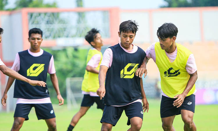 SIAP TANDING: Pemain Pasuruan United saat berlatih untuk persiapan menghadapi laga.