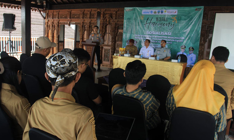 SOSIALISASI: Puluhan peserta mengikut sosialisasi pada hari pertama, Walk to Harmony, Rabu, (10/12) di pendapa Gerbang BTS Sukapura.