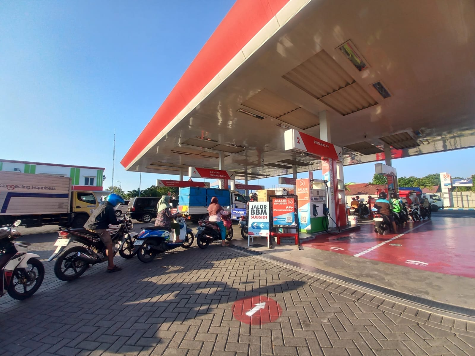 ANTRE: Sejumlah pengendara tampak antri BBM di SPBU Kasbah, Jalan Soekarno Hatta, Kota Probolinggo.