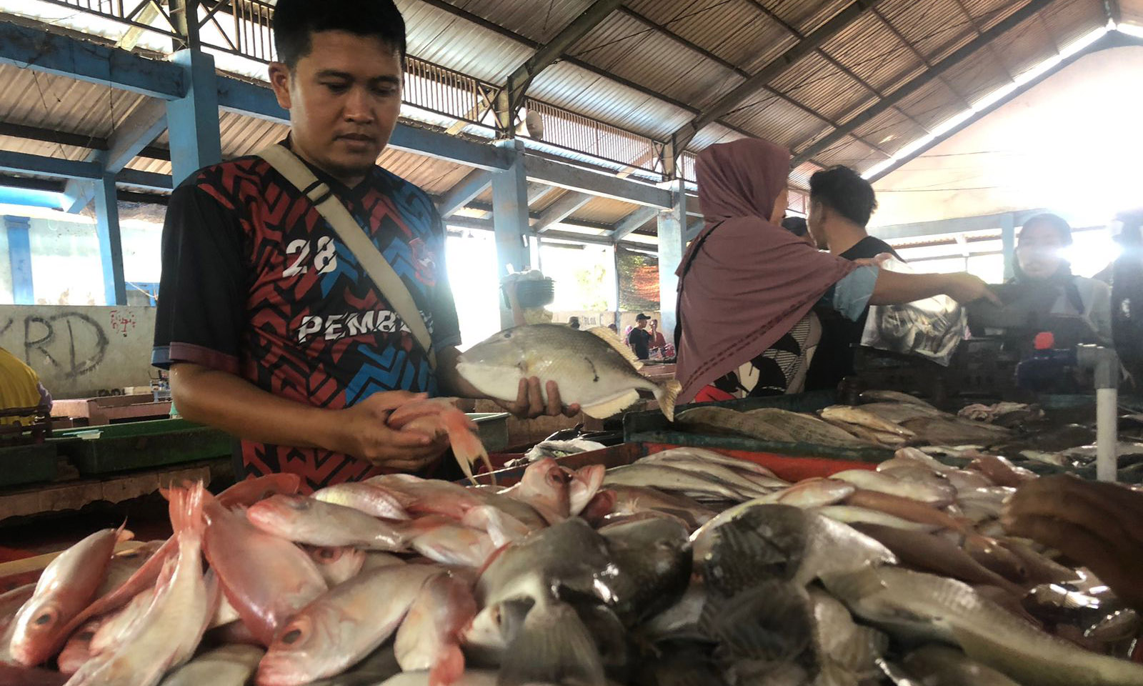 JUAL: Harga ikan di Pasar Ikan Mayangan, Kota Probolinggo, meroket terpengaruh cuaca dan momen jelang tahun baru.
